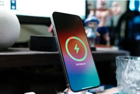 资源苹果15换屏服务分享用什么充电器给iPhone15充电更好 